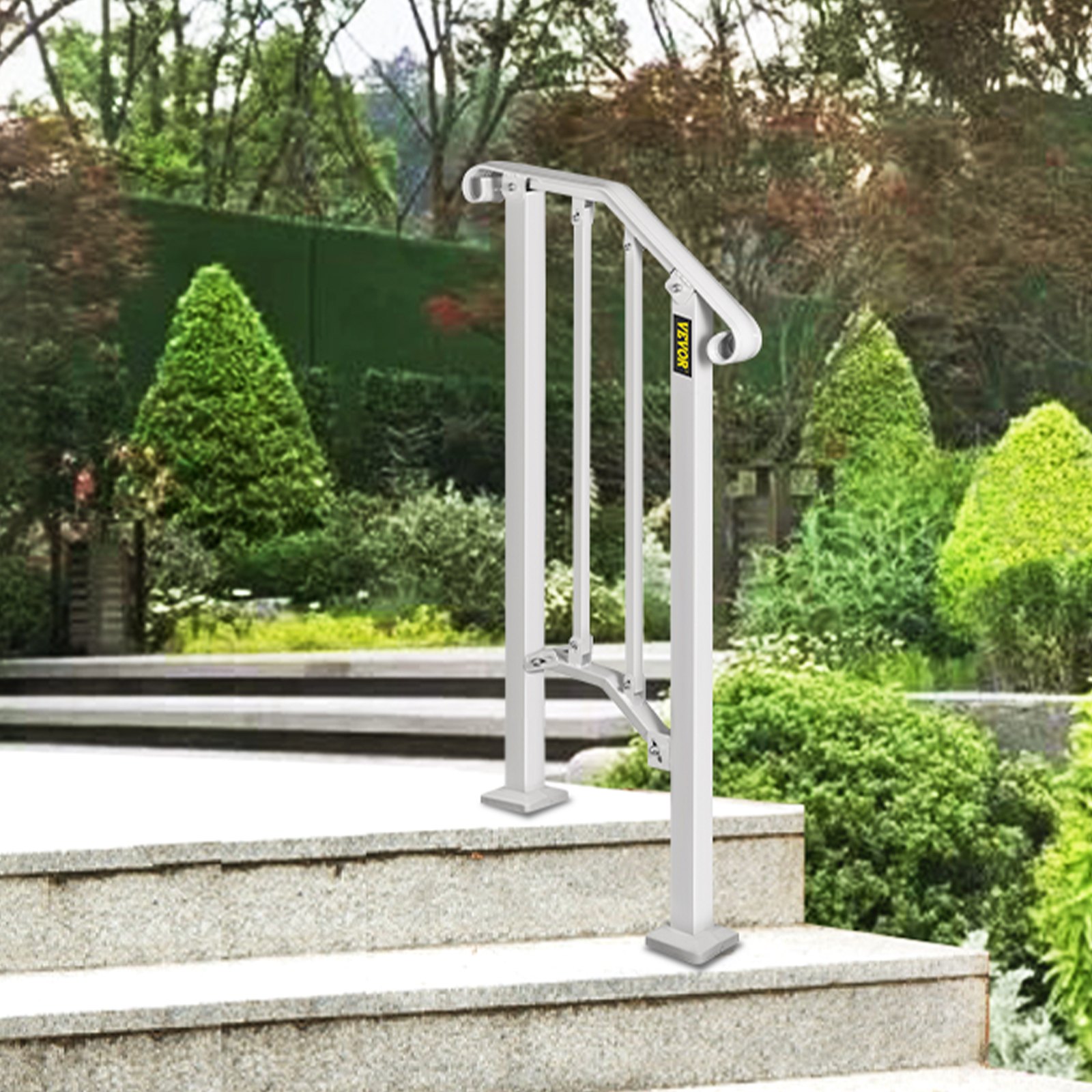 Pasamanos de exterior VEVOR instalado en escalones de piedra en un exuberante entorno de jardín.