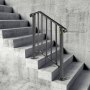 Pasamanos de exterior VEVOR en escaleras de hormigón en un entorno minimalista y moderno.