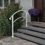 Pasamanos de exterior VEVOR en un día lluvioso junto a escalones de hormigón, con plantas y flores.