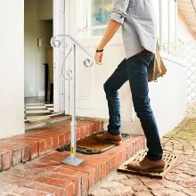 Pasamanos VEVOR para escalones al aire libre, se adapta a 1 o 2 escalones de escalera al aire libre, diseño de flores de pasamanos de hierro forjado de un solo poste, barandillas de porche blancas para escalones de hormigón o escaleras de madera con base