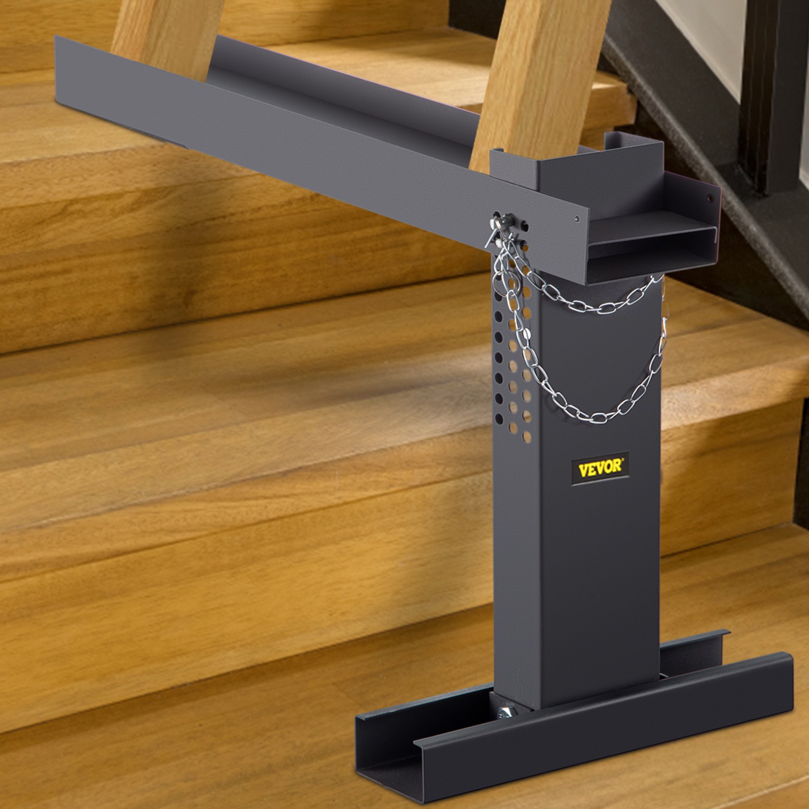 Extensor de escalera VEVOR en escaleras de madera con cadena de metal para mayor estabilidad.
