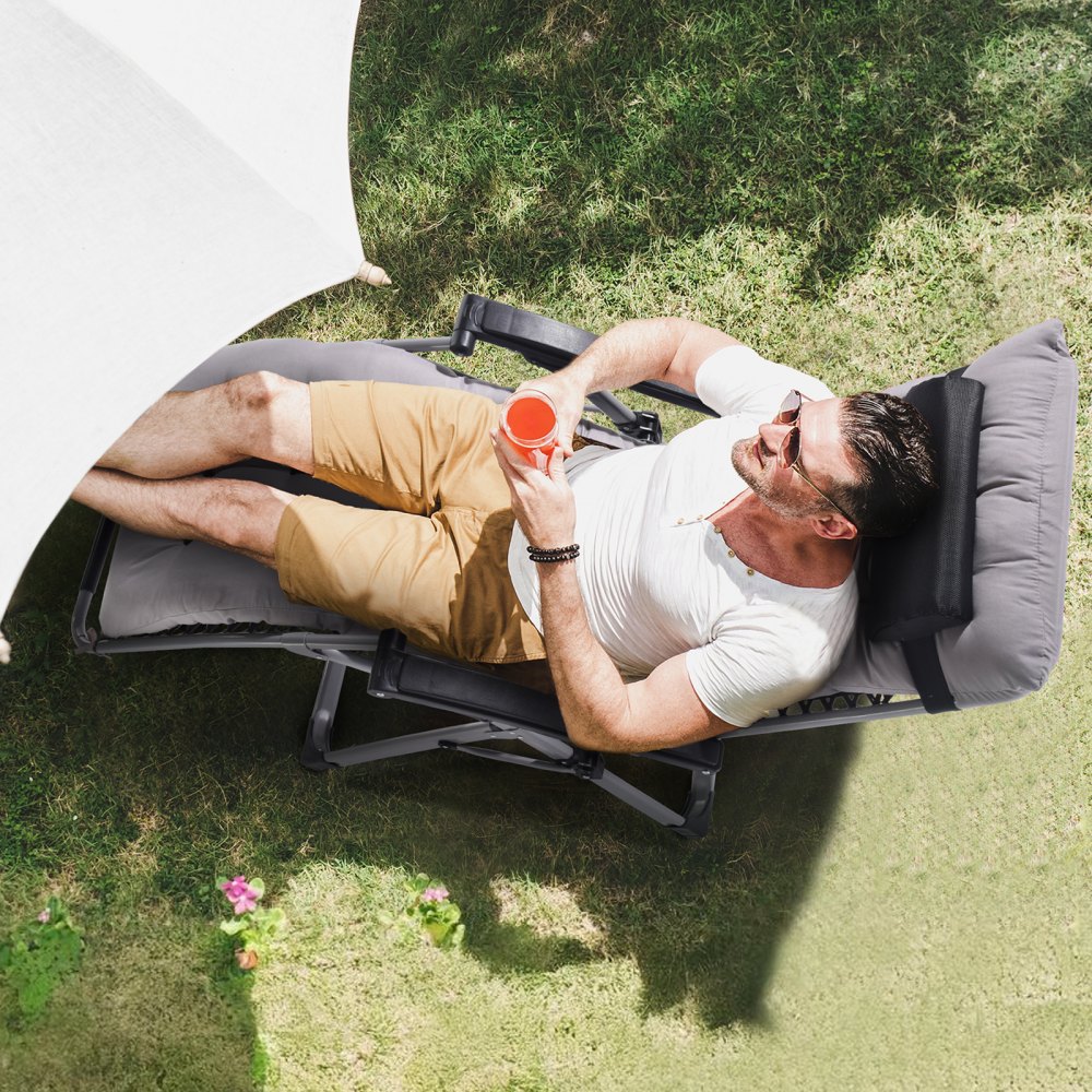 Silla reclinable VEVOR Zero Gravity de 66 cm para interior y exterior, ajustable, con cojín, reposacabezas, reposapiés y portavasos, soporta 227 kg, color gris.