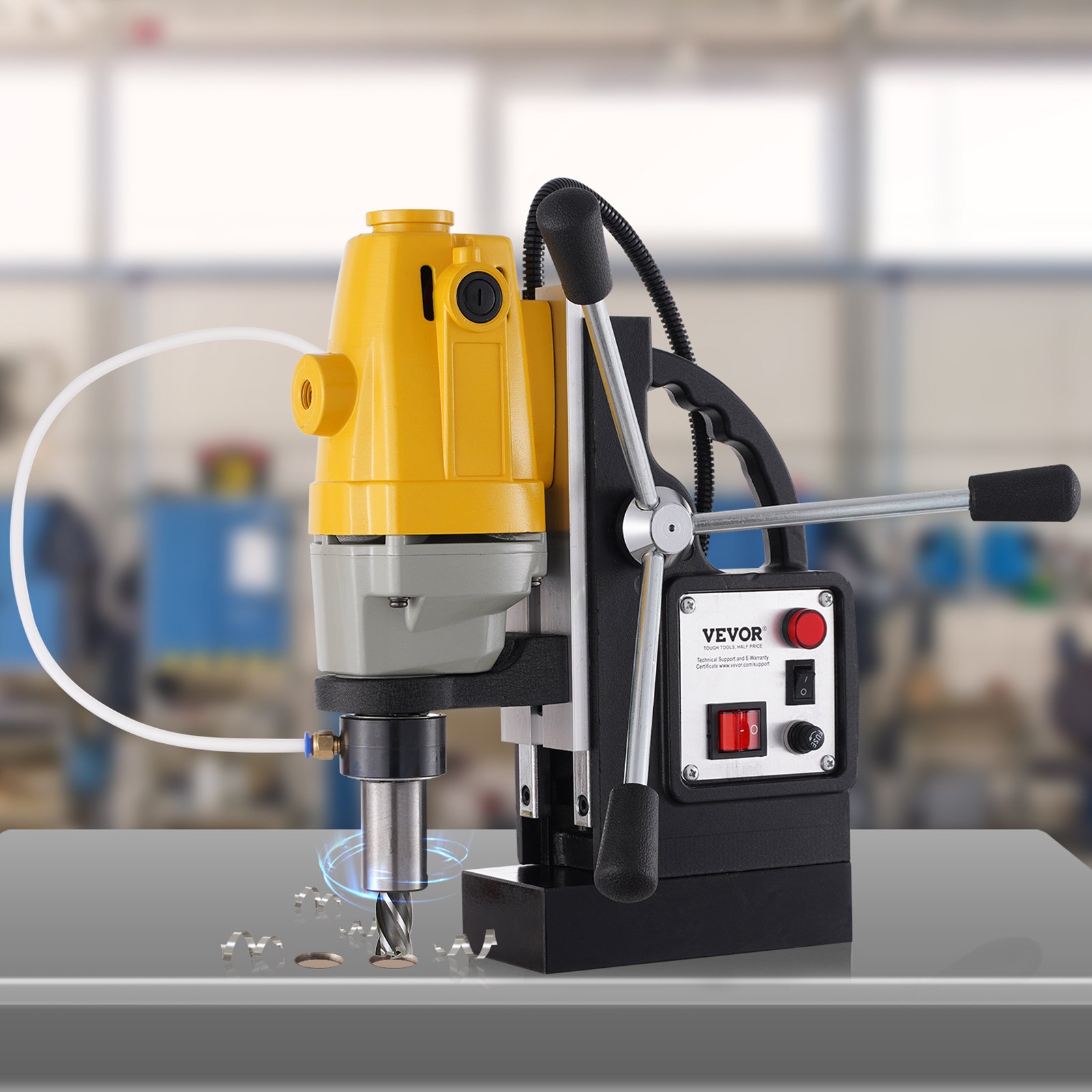 Taladro magnético VEVOR sobre banco de trabajo con motor amarillo y panel de control.