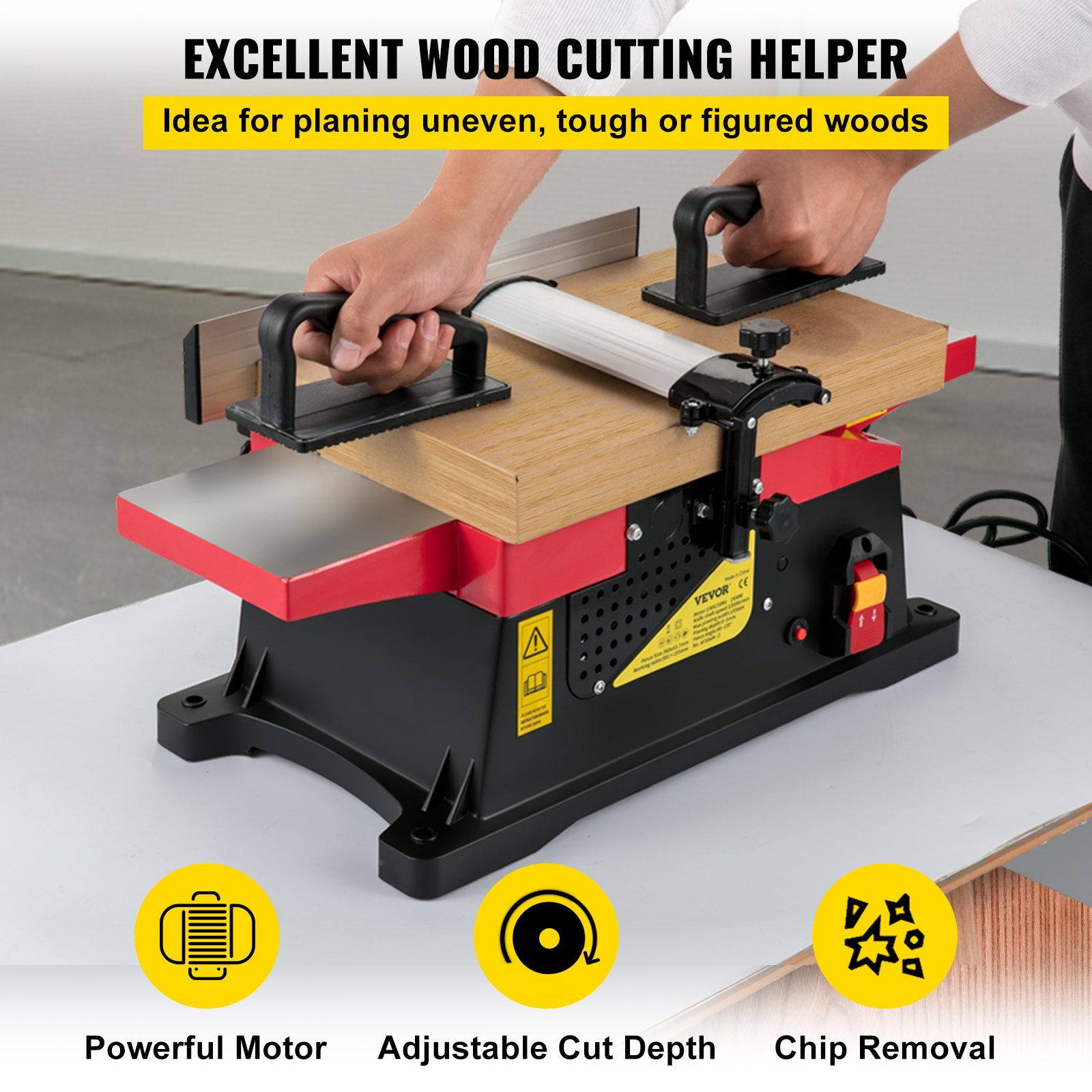 El usuario cepilla madera en la cepilladora de sobremesa para carpintería VEVOR; ideal para superficies irregulares.