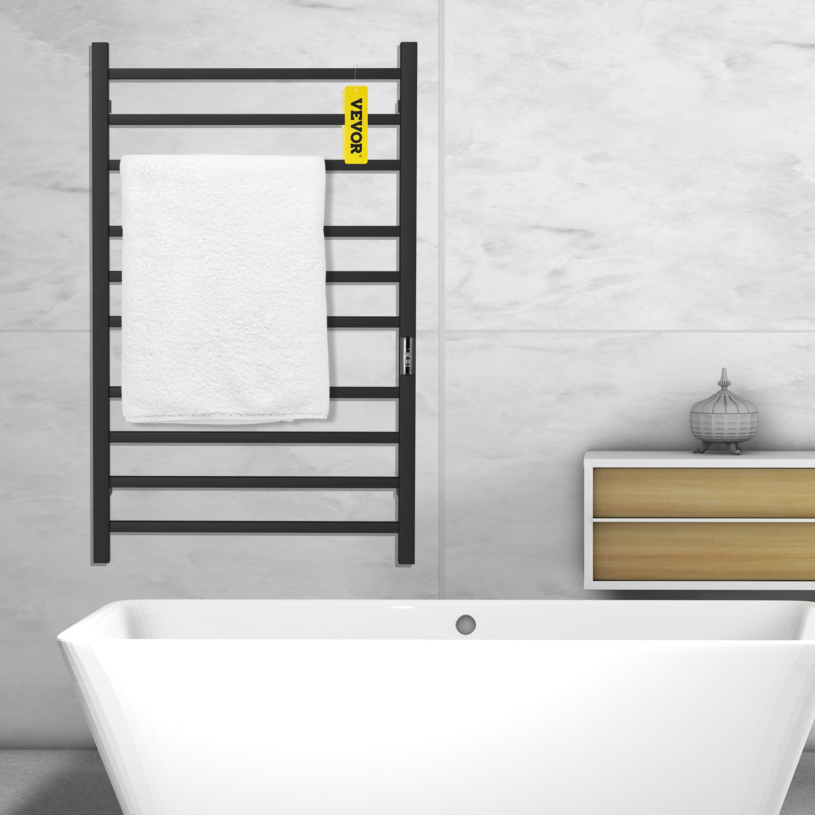 Baño moderno con toallero calefaccionado VEVOR sobre una bañera blanca independiente.