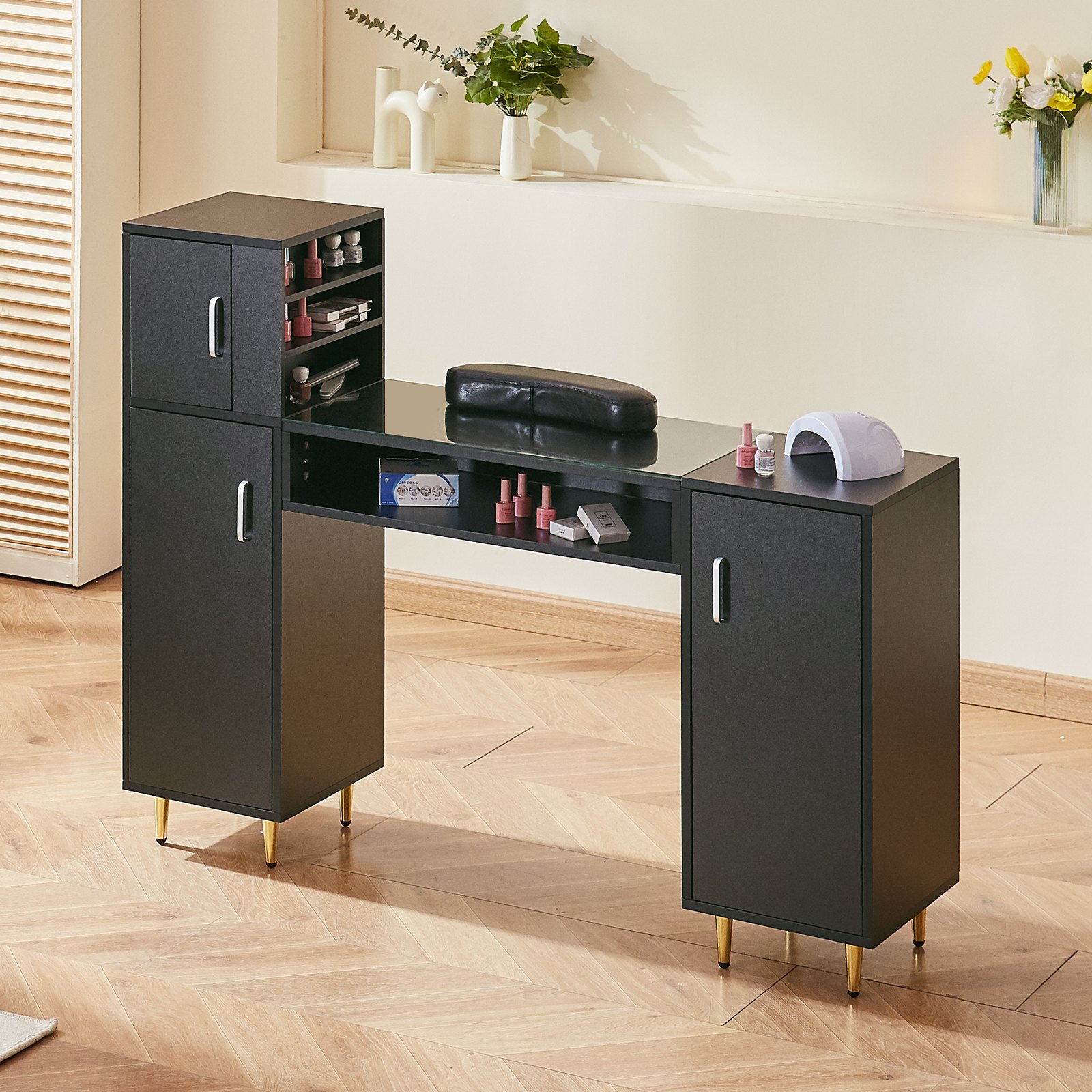Mesa de manicura VEVOR negra con compartimentos de almacenamiento, esmalte de uñas y lámpara UV en una habitación bien iluminada.