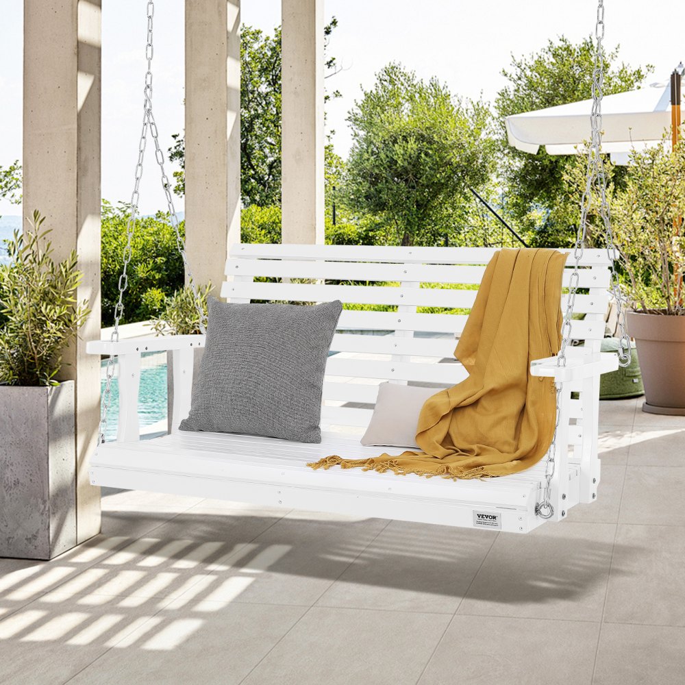 Columpio de porche de madera VEVOR blanco con cojín gris y manta amarilla en un patio soleado.