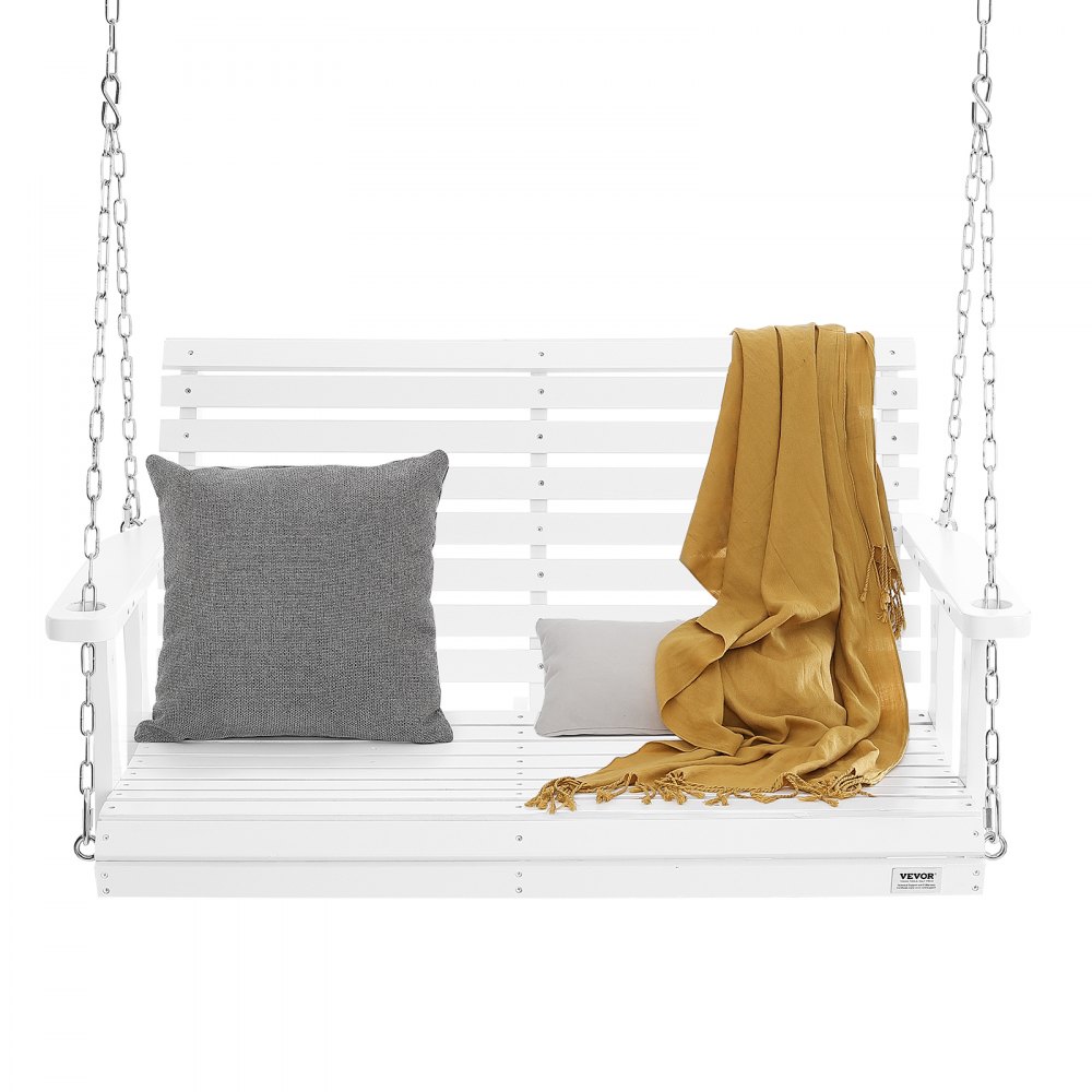 Columpio de porche de madera VEVOR blanco con almohadas y manta de color amarillo mostaza sobre soportes de cadena de metal.