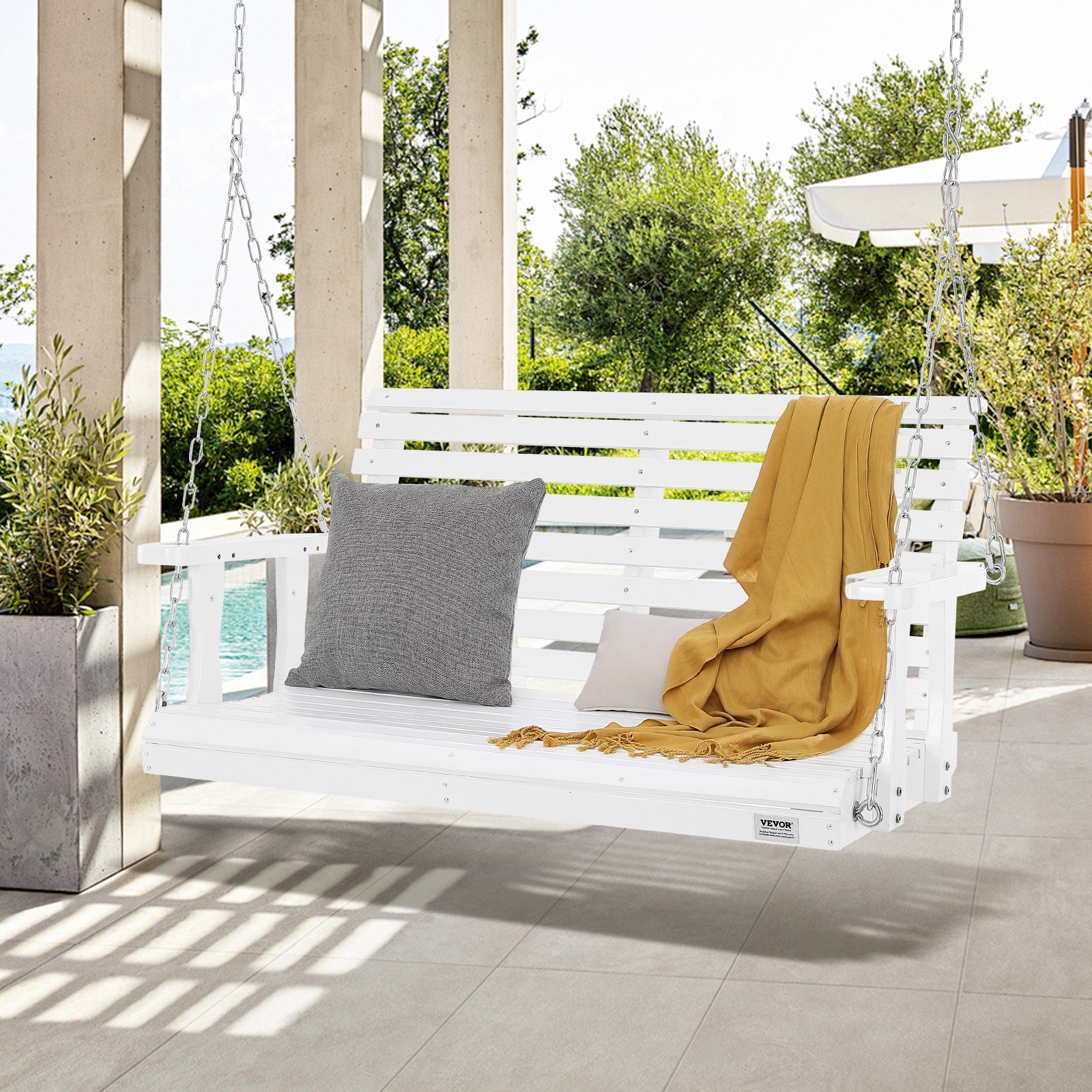 Columpio de porche de madera VEVOR blanco con cojín gris y manta amarilla en un patio soleado.