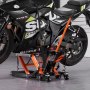 soporte de moto VEVOR naranja con moto suzuki gsx negra en taller.