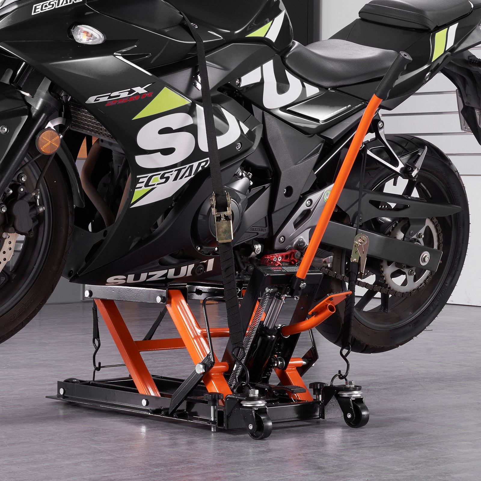 soporte de moto VEVOR naranja con moto suzuki gsx negra en taller.