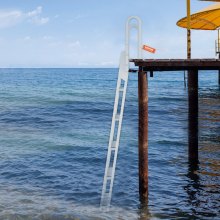 Escalera de muelle VEVOR abatible hacia arriba de 5 escalones, capacidad de carga de 350 libras, escalera de aluminio para botes de pontón con escalón de 4 pulgadas de ancho y alfombrilla de goma antideslizante, escalera de natación para barco/lago/piscina/embarque marino