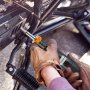 usando la llave dinamométrica óptica VEVOR para apretar un perno de motocicleta.
