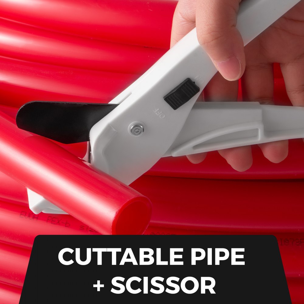 Cortando a mano un tubo pex rojo VEVOR con una tijera para tuberías.