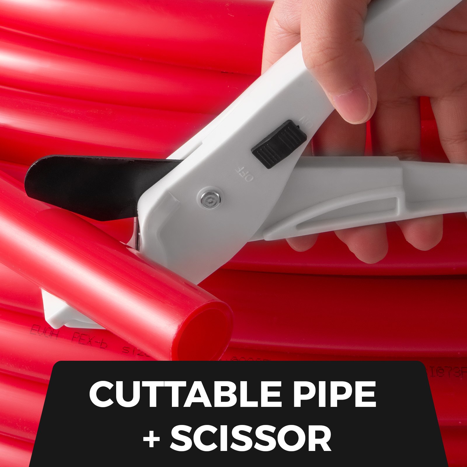 Cortando a mano un tubo pex rojo VEVOR con una tijera para tuberías.