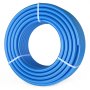 Tubo pex VEVOR en espiral azul asegurado con bridas blancas, resaltando su flexibilidad y durabilidad.