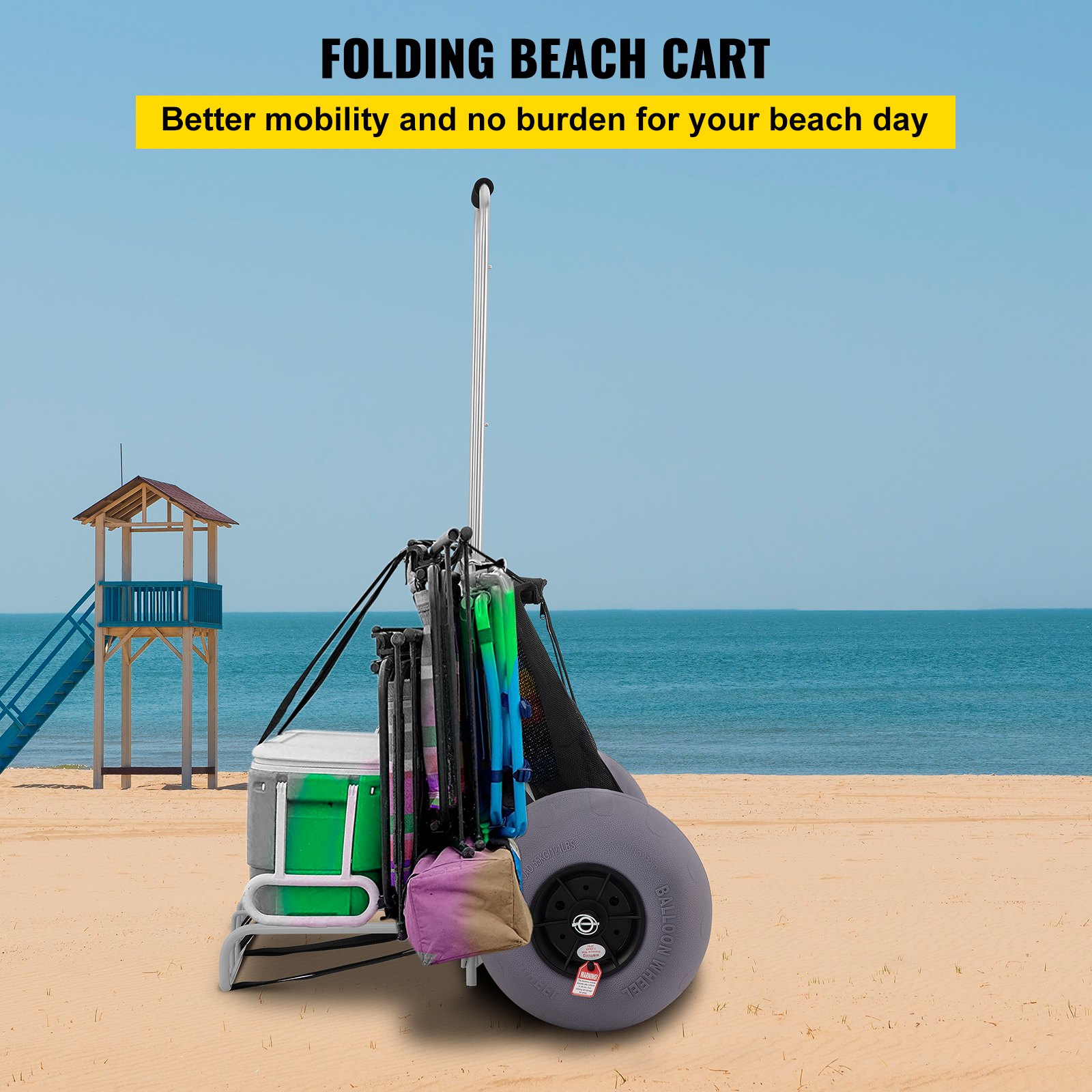 Carro de playa plegable con ruedas grandes que transporta refrigeradores y artículos de playa en una playa de arena cerca del océano.