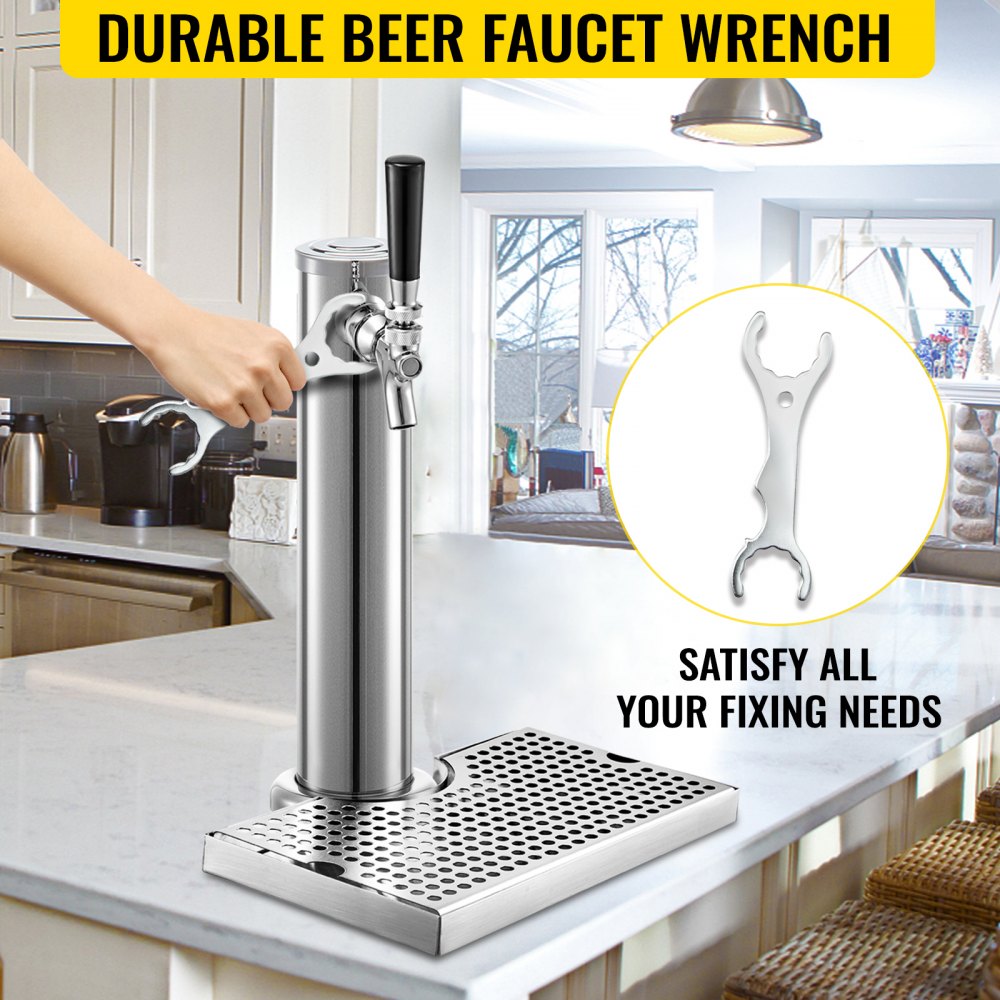Persona que utiliza una llave de grifo de cerveza duradera del kit kegerator de VEVOR.