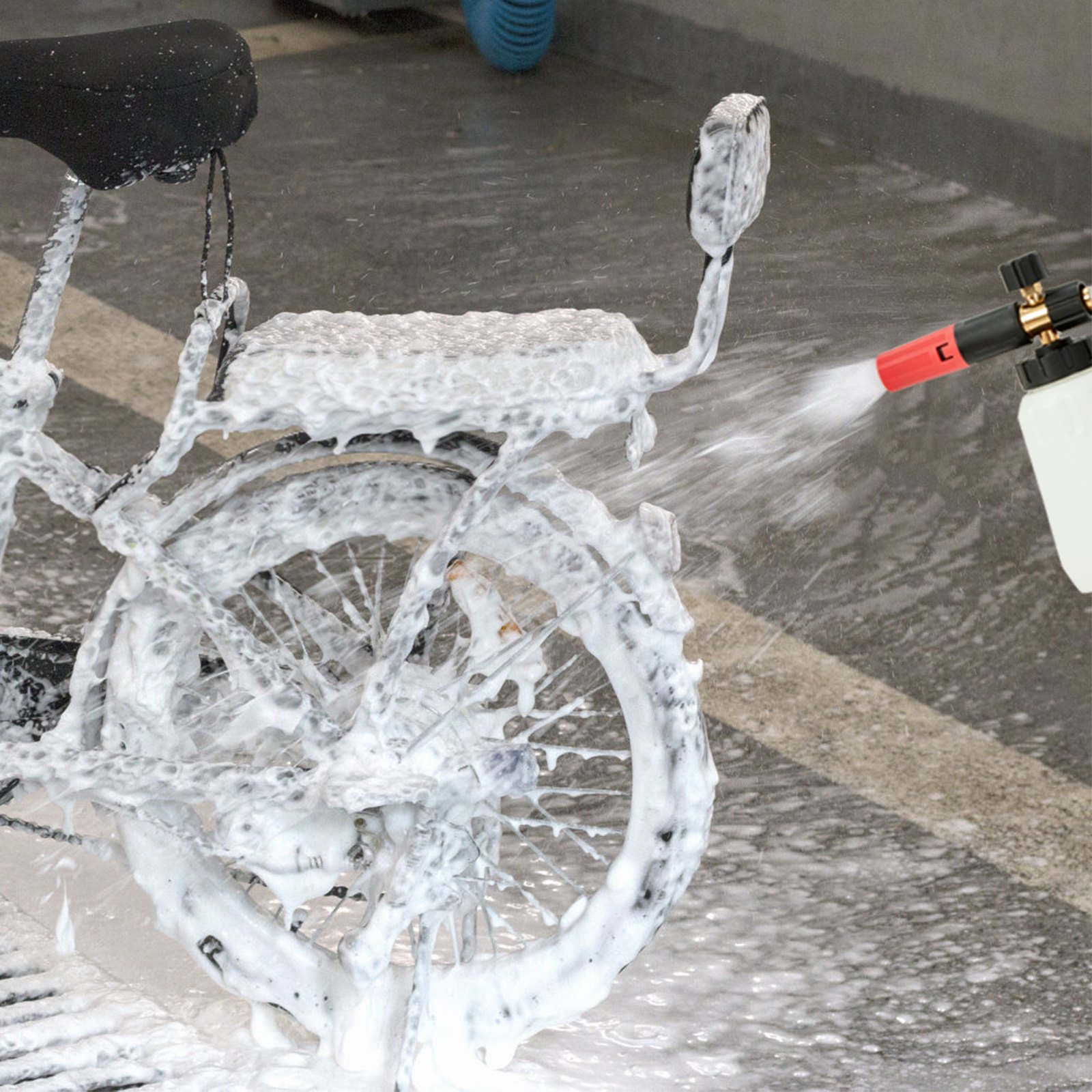 Pistola hidrolavadora VEVOR que rocía espuma sobre una bicicleta para una limpieza profunda.
