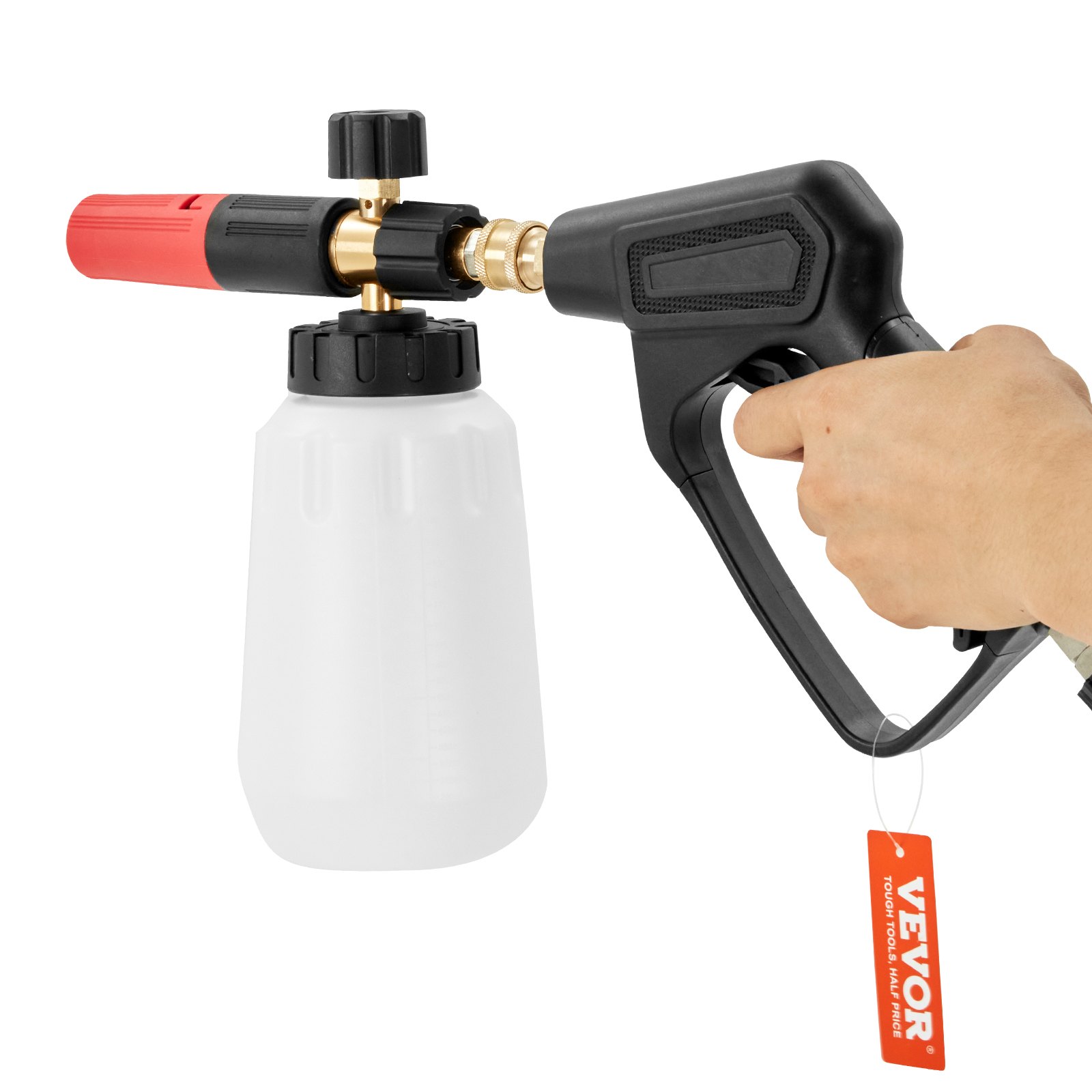 mano sosteniendo una pistola hidrolavadora VEVOR con una botella de detergente blanca adjunta.