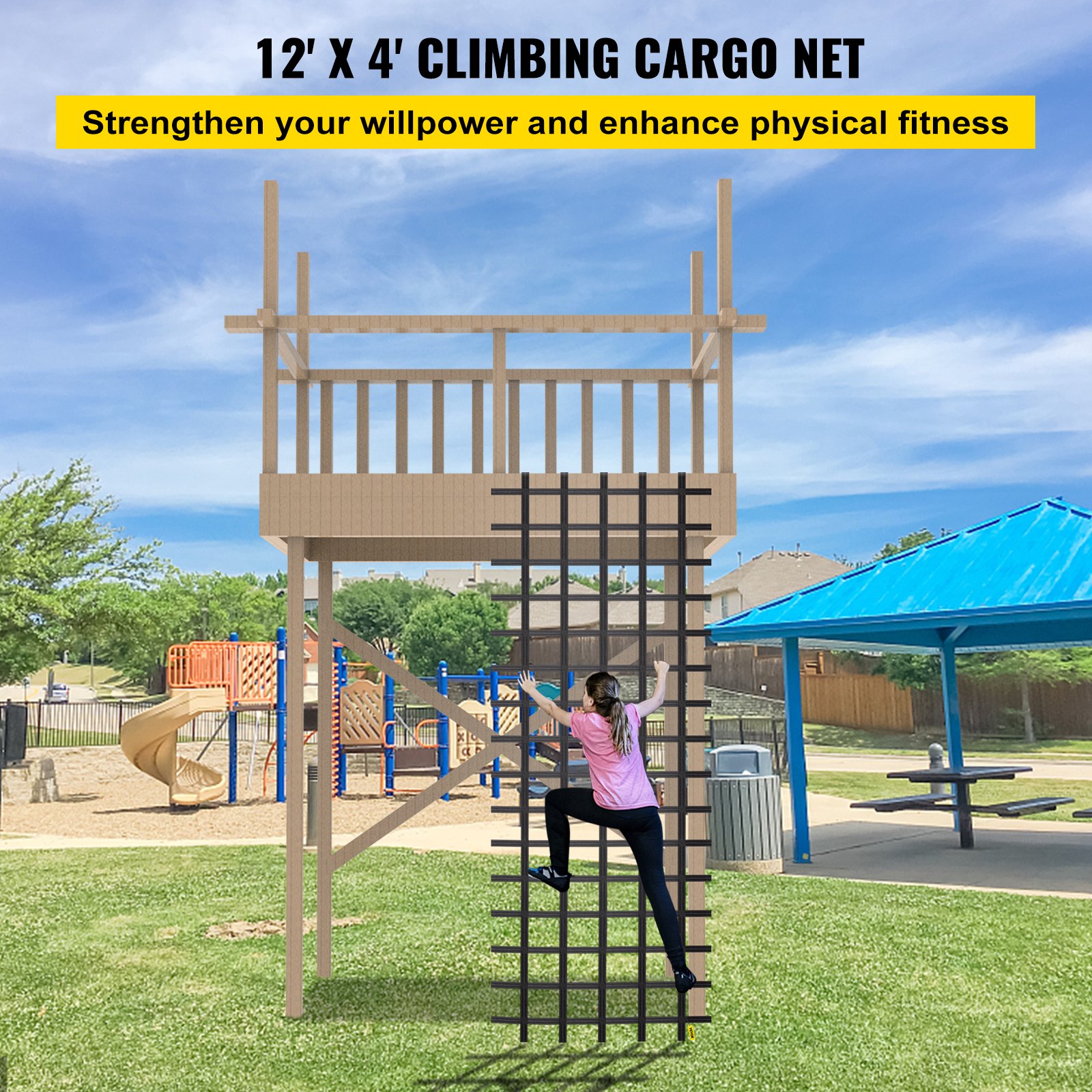 Parque infantil al aire libre con red de carga para escalar VEVOR y niño trepando hacia una plataforma de madera.