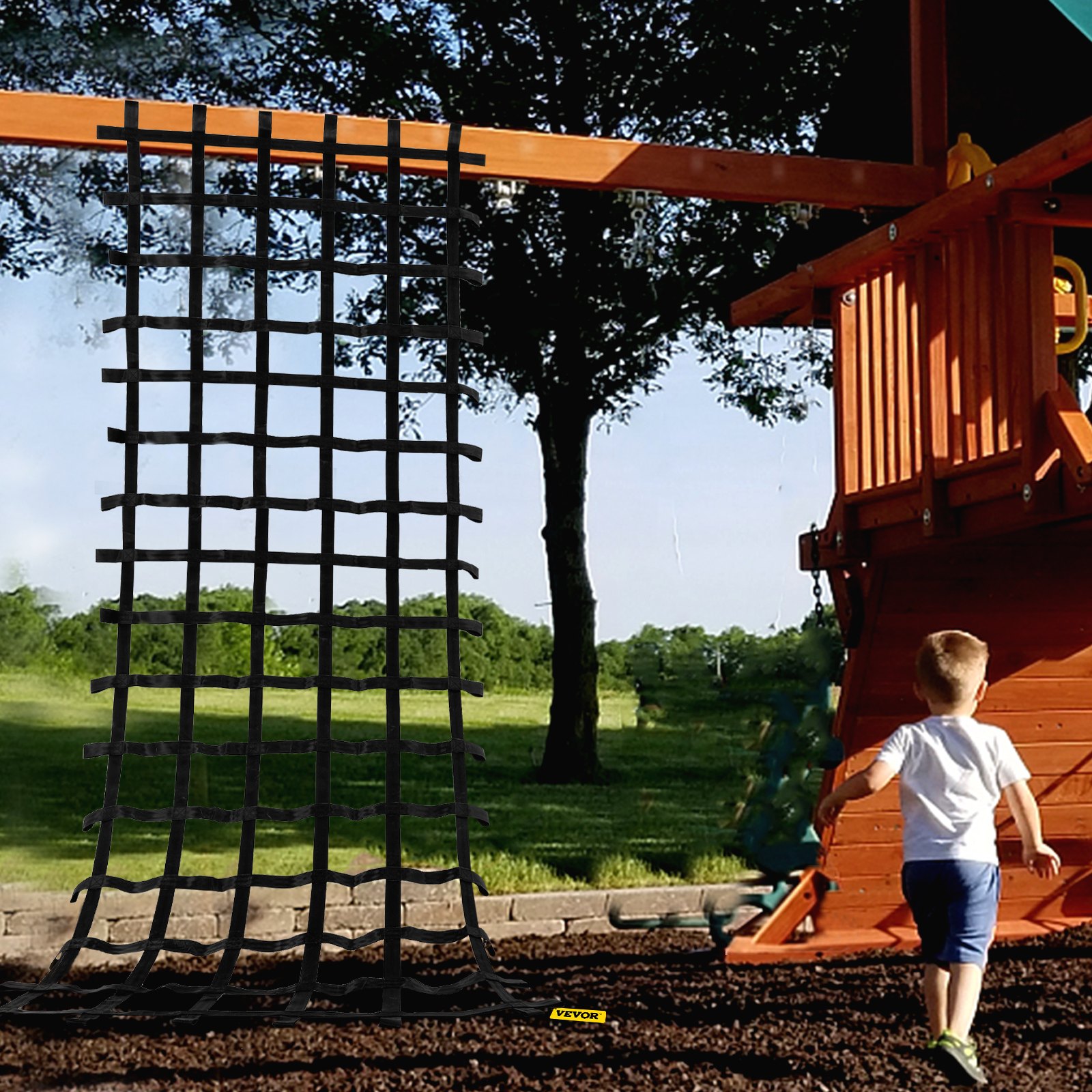 Niño corriendo hacia un patio de juegos con una red de carga de escalada VEVOR en el patio trasero.