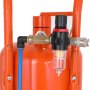 Chorro de arena VEVOR naranja con manómetro y tubo azul conectado a la válvula.