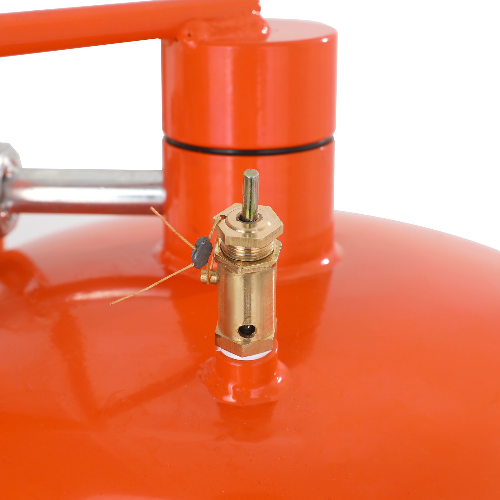 Primer plano de una máquina pulidora de arena VEVOR naranja que muestra accesorios de latón y una válvula de presión.