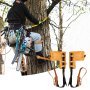 Persona que utiliza picos de escalada de árboles VEVOR en un árbol, con equipo y material.