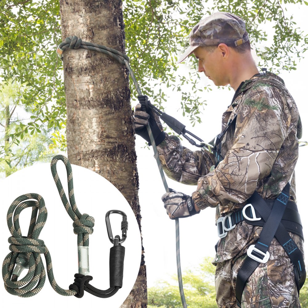 Cazador que utiliza una cuerda de seguridad para soporte de árbol VEVOR unida a un árbol con arnés para escalar de forma segura.