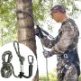 Cazador que utiliza una cuerda de seguridad para soporte de árbol VEVOR unida a un árbol con arnés para escalar de forma segura.