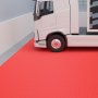 Camión blanco estacionado sobre baldosas rojas de garaje VEVOR.