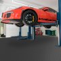 Coche deportivo rojo en ascensor en garaje con suelo de baldosas de garaje VEVOR.