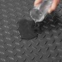 Derrame de agua sobre alfombrillas de garaje VEVOR con patrón de placa de diamante.