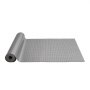 Alfombrilla de garaje VEVOR en color gris, parcialmente desenrollada con dibujo de placas de diamante.