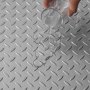 verter agua sobre la alfombra de garaje antideslizante VEVOR con textura de placa de diamante.