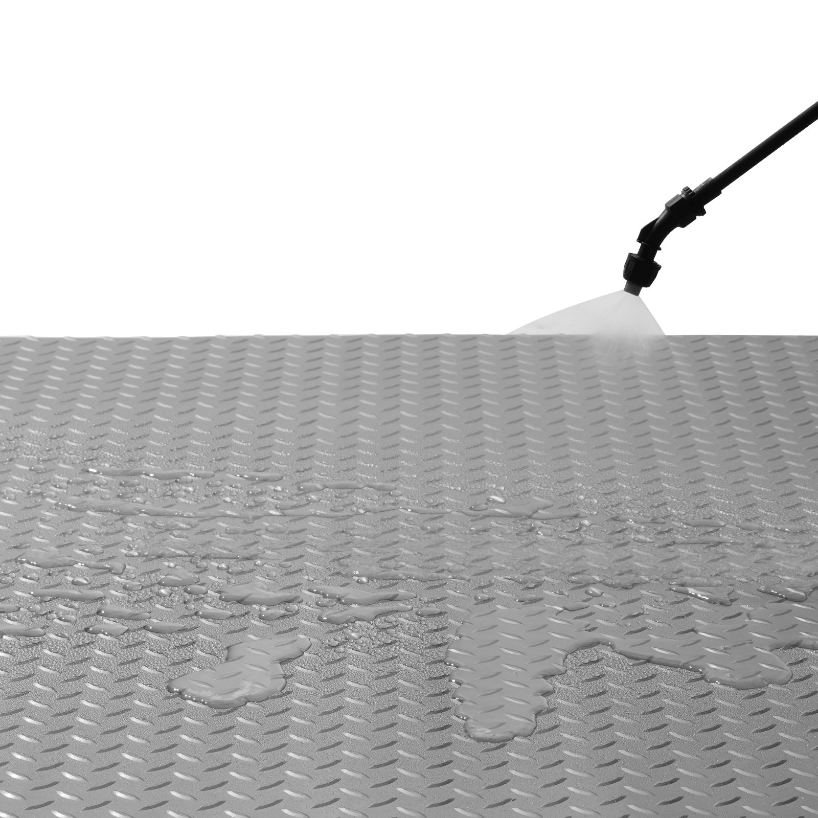 Se rocía agua sobre la alfombra del piso del garaje VEVOR con una superficie de placa de diamante texturizada.