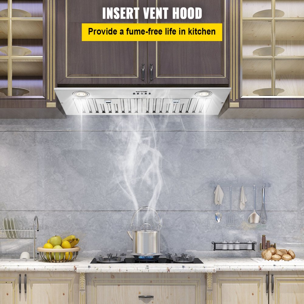 Cocina moderna con campana extractora insertable VEVOR encima de la estufa y vapor saliendo de una olla hirviendo.