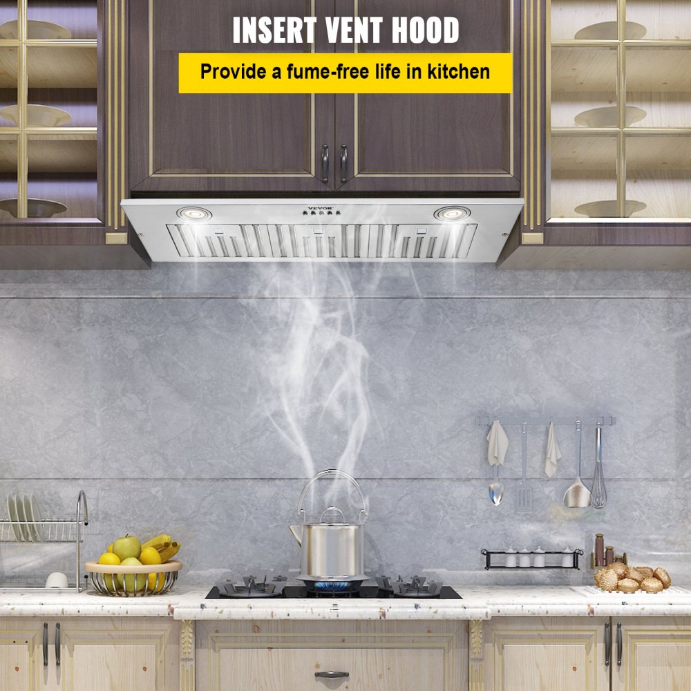 Campana extractora insertable VEVOR en cocina moderna sobre estufa con vapor, estantes y utensilios sobre salpicadero de mármol