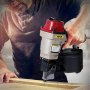 Trabajador que utiliza una clavadora de revestimiento en bobina VEVOR sobre una superficie de madera en el taller.