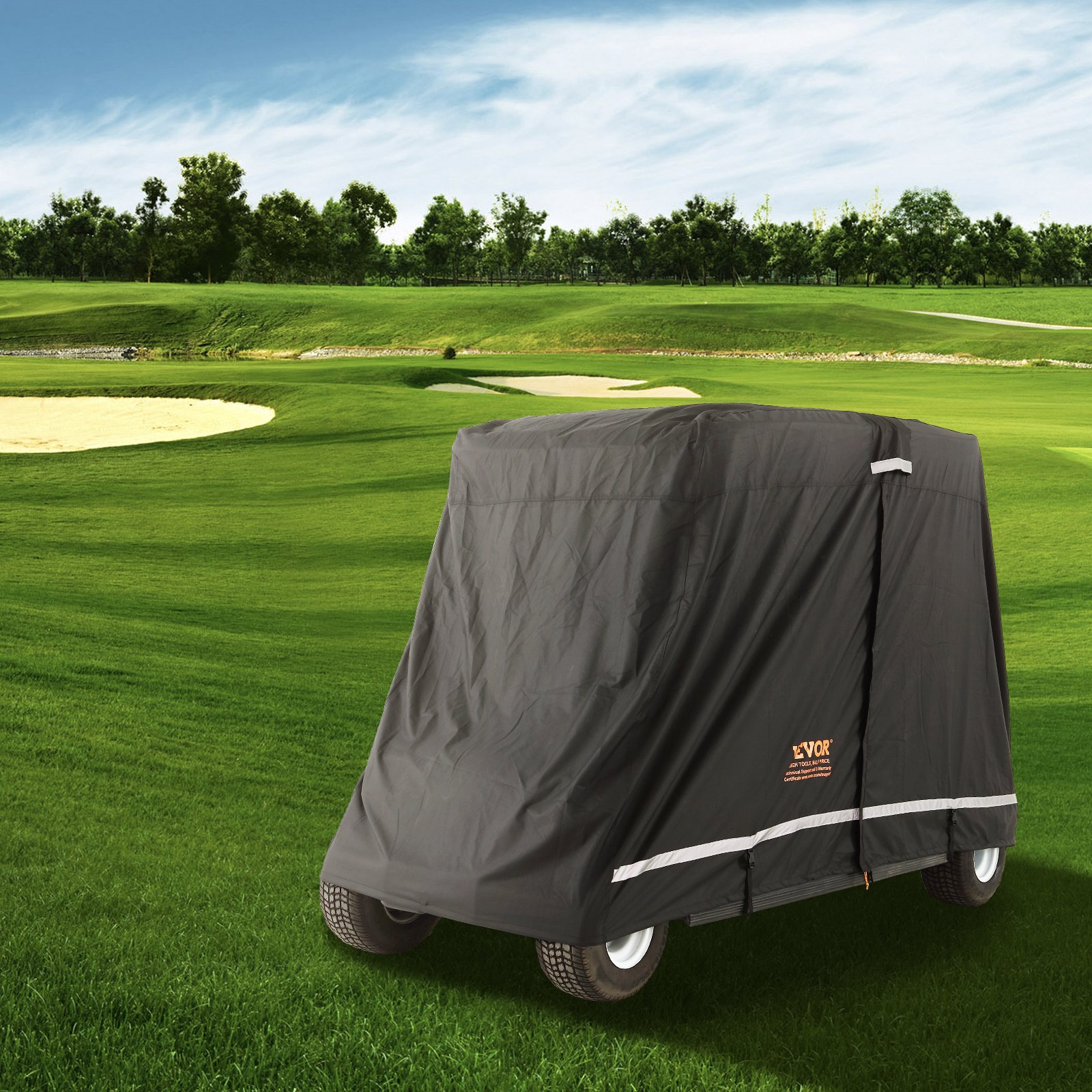 Funda para carrito de golf VEVOR en un campo de golf verde, protegiendo el carrito bajo un cielo azul claro.