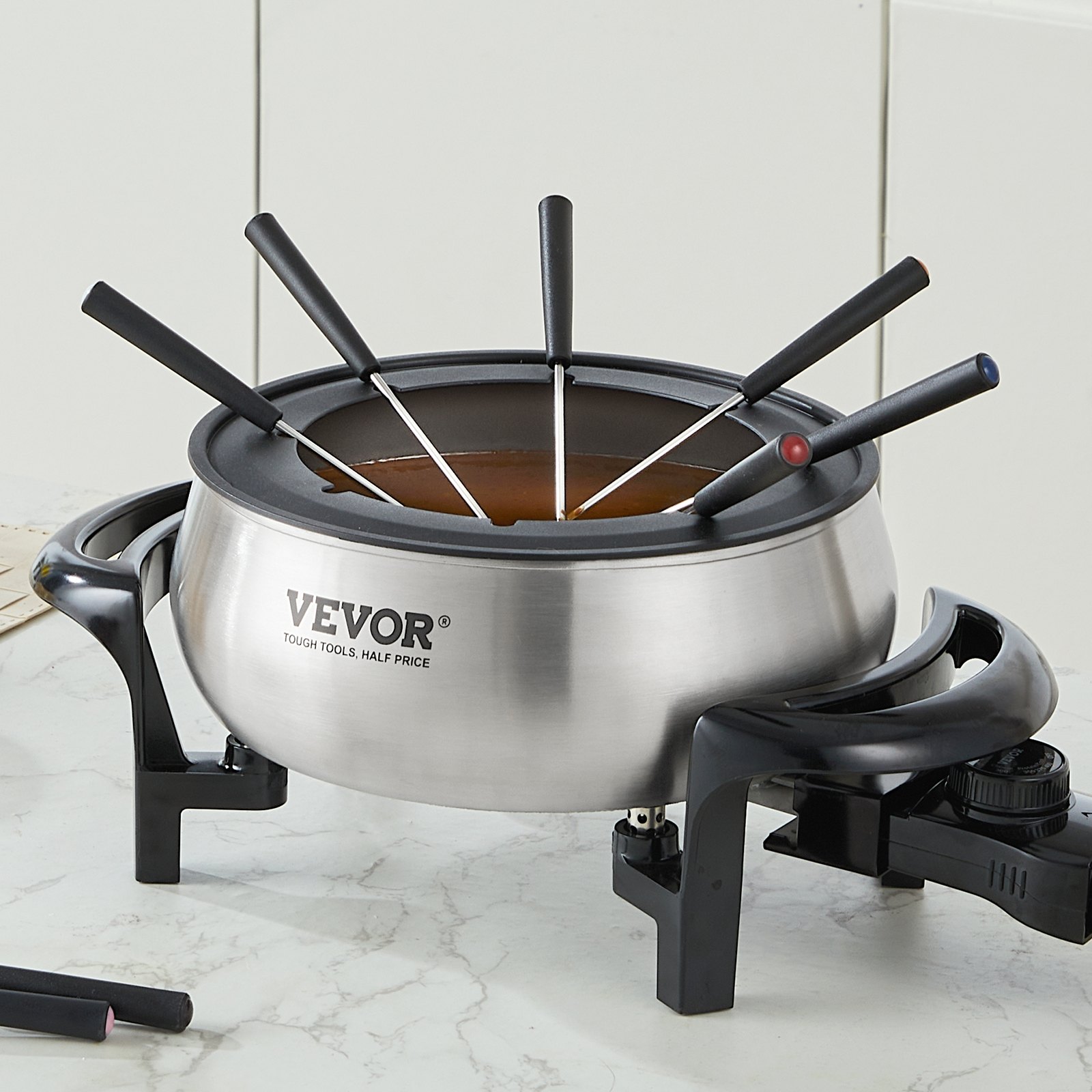 Olla de fondue eléctrica VEVOR con acabado en acero inoxidable y tenedores de fondue sobre encimera de mármol.