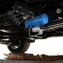 Compresor de aire VEVOR de 12 V montado debajo del chasis del vehículo con un tanque azul y múltiples bocinas de aire negras.