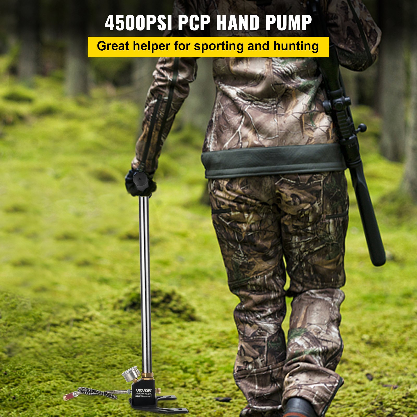 Cazador que usa una bomba PCP para pistola de aire comprimido VEVOR en un bosque con una bomba manual de 4500 psi.