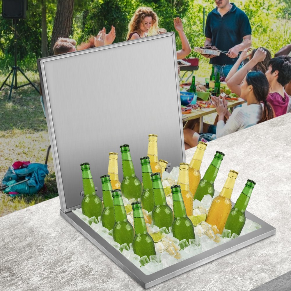 Hielera VEVOR llena de bebidas embotelladas variadas en un picnic al aire libre.