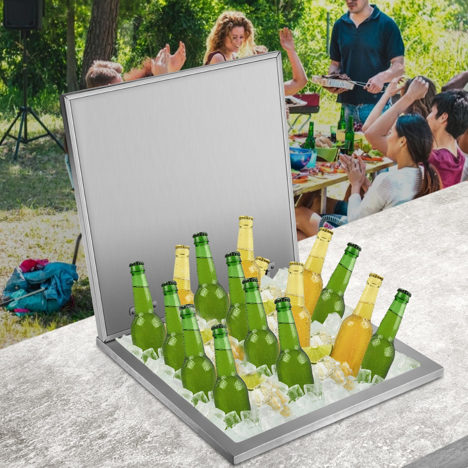 Hielera VEVOR llena de bebidas embotelladas variadas en un picnic al aire libre.