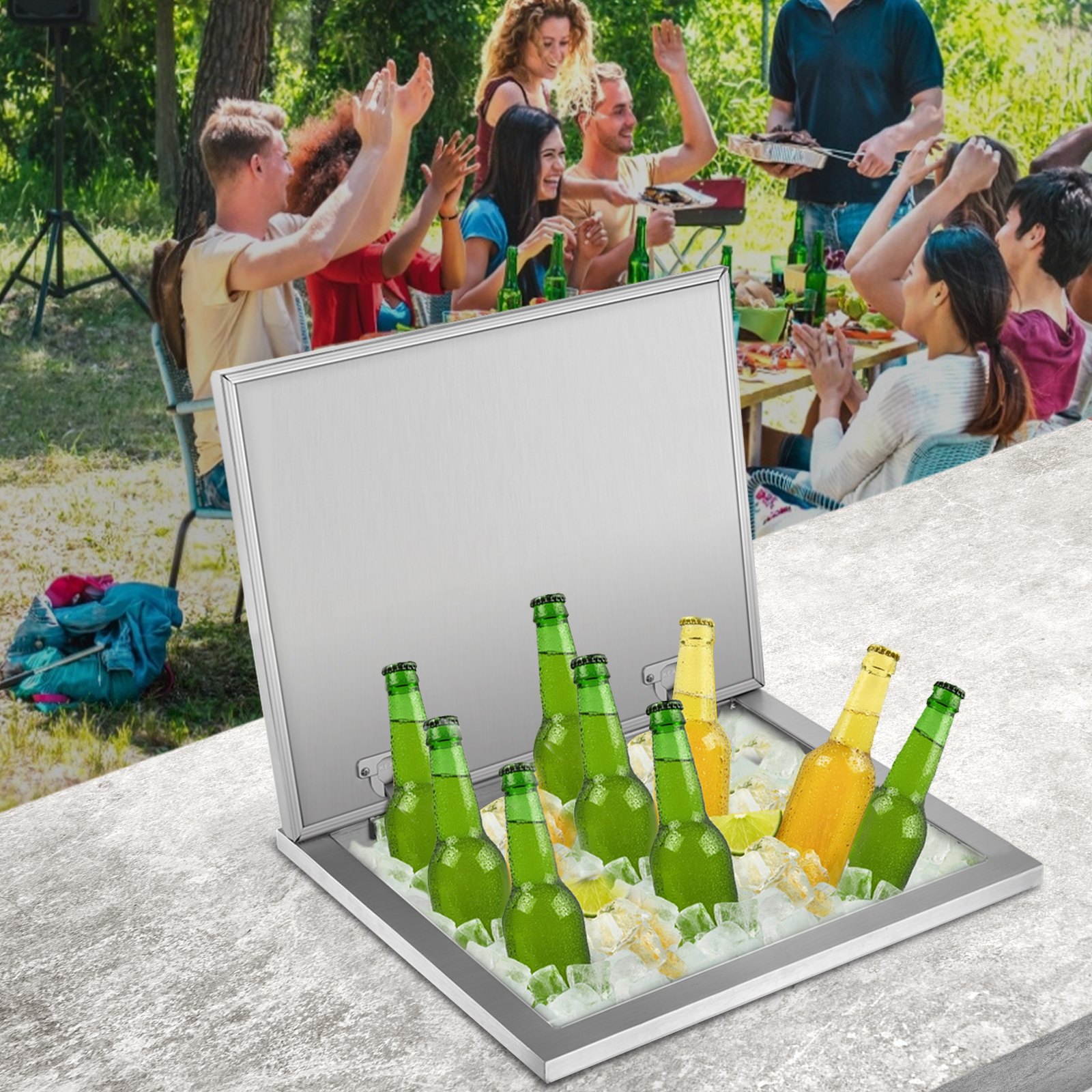 Fiesta al aire libre con una hielera VEVOR llena de bebidas embotelladas sobre una mesa.