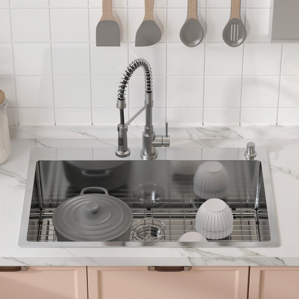 Fregadero de cocina VEVOR con grifo moderno, utensilios y encimera de mármol limpio.