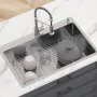 Fregadero de cocina VEVOR con grifo moderno, encimera de mármol y olla y cuencos grises en el tendedero.