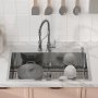 Fregadero de cocina VEVOR con grifo moderno, utensilios y encimera de mármol limpio.